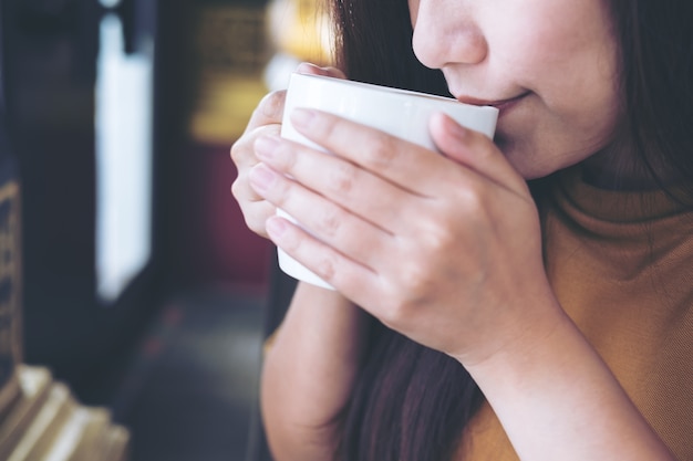 Mujer bebiendo café