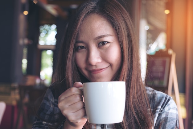 Mujer bebiendo café