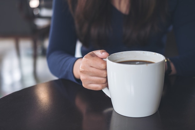 Foto mujer bebiendo café