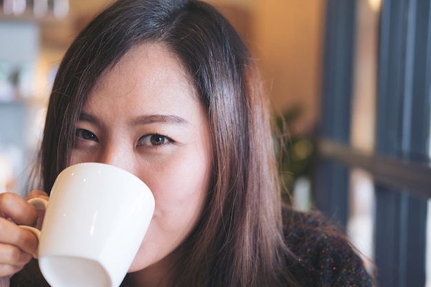 Mujer bebiendo café