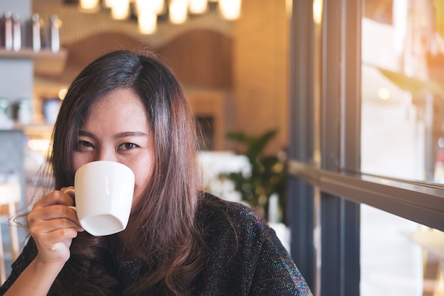 Mujer bebiendo café