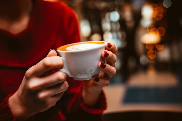 Mujer bebiendo capuchino