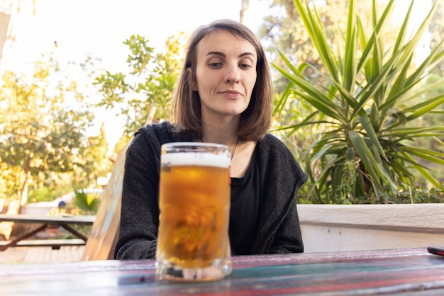 Mujer bebiendo cerveza en el bar