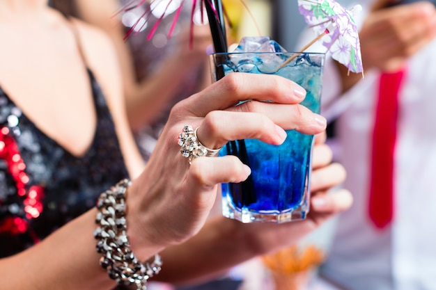 Foto mujer bebiendo cócteles en coctelería