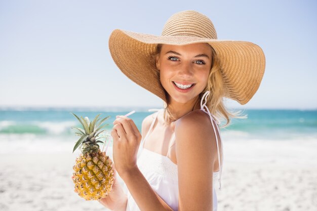 Mujer bebiendo cócteles en piña