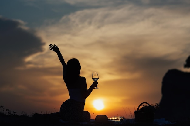 mujer bebiendo una copa de vino