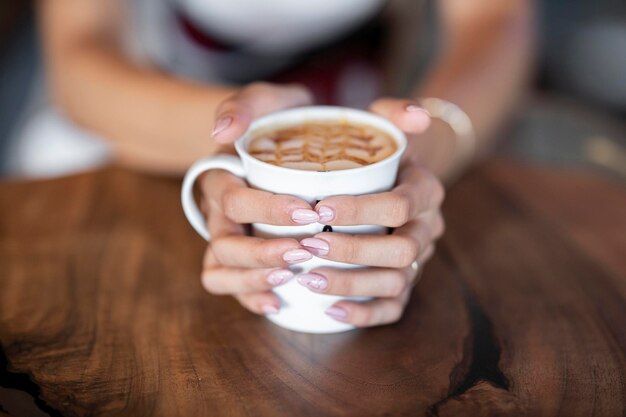Mujer bebiendo delicioso café con leche