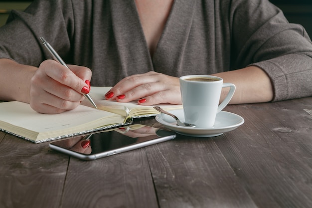 Mujer bebiendo espresso