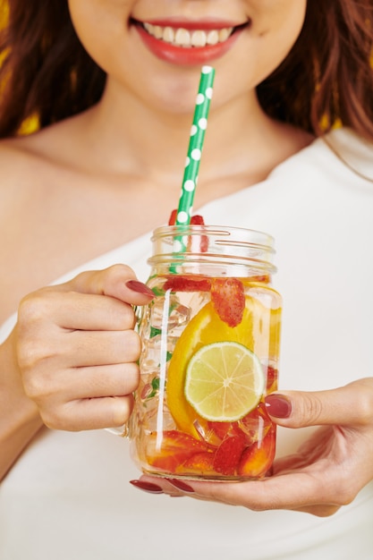 Mujer bebiendo jugo de fruta