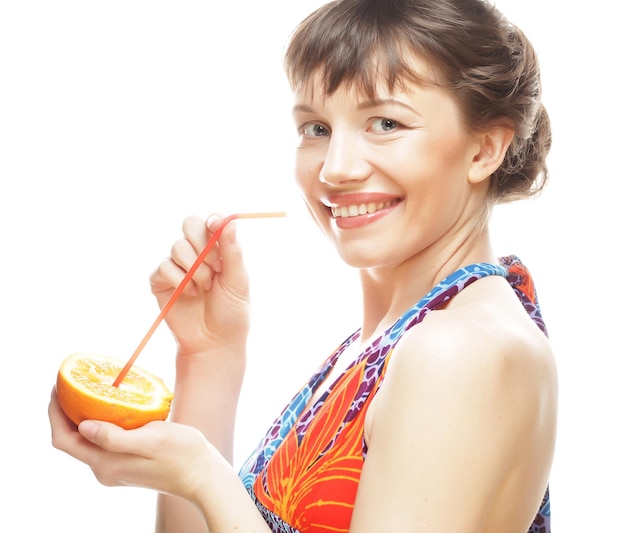 Mujer bebiendo jugo de naranja con una pajita