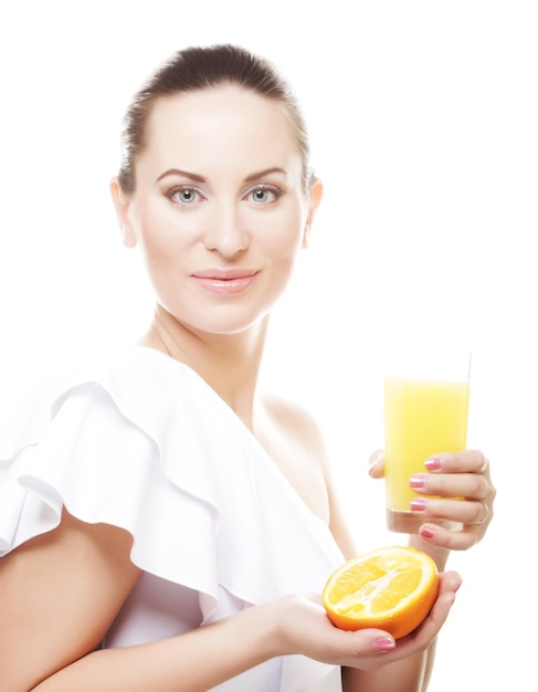 Mujer bebiendo jugo de naranja