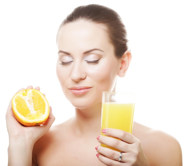 Mujer bebiendo jugo de naranja