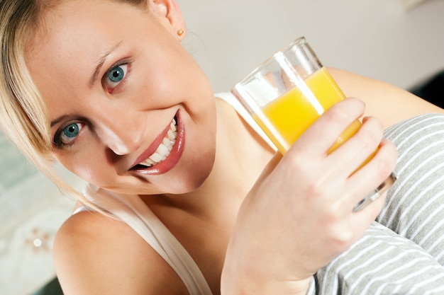 Mujer bebiendo jugo de naranja