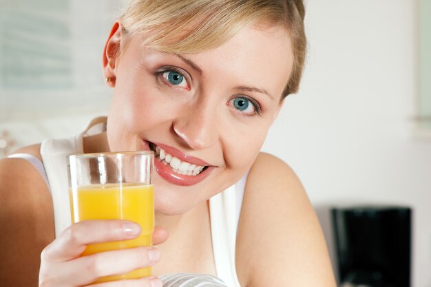 Mujer bebiendo jugo de naranja