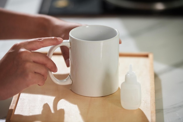 Mujer bebiendo medicina en taza