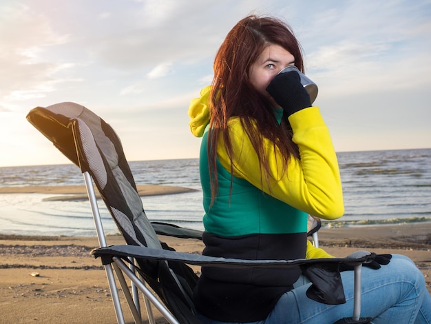 Foto mujer bebiendo en la playa