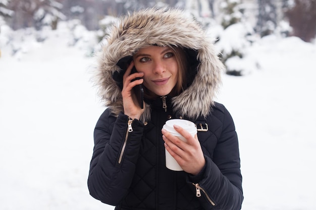 Mujer bebiendo su bebida caliente de una taza. Temporada de invierno.