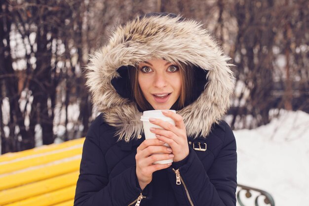 Mujer bebiendo su bebida caliente de la taza Temporada de invierno