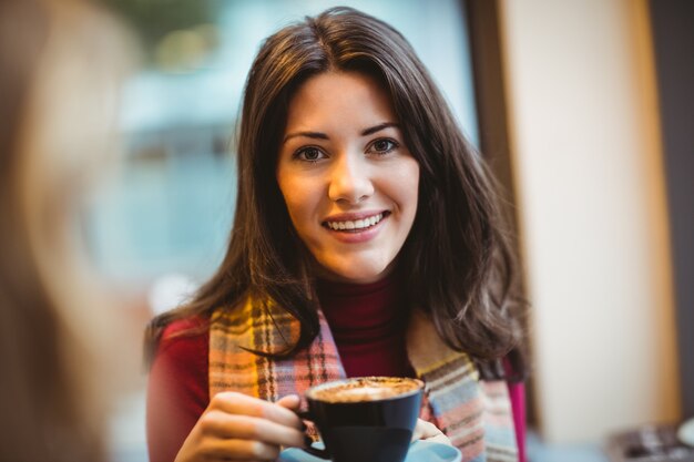 Mujer bebiendo una taza de café