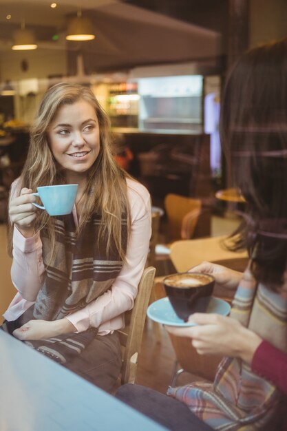 Mujer bebiendo una taza de café