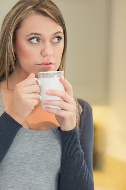 Mujer bebiendo una taza de café