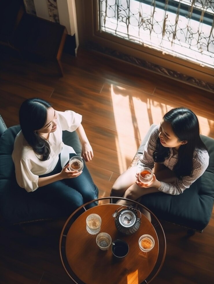 mujer bebiendo una taza de café