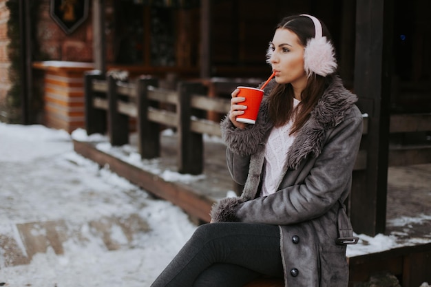 Mujer bebiendo té o café caliente