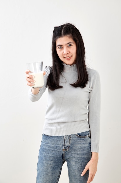 Foto mujer bebiendo vaso de leche fresca