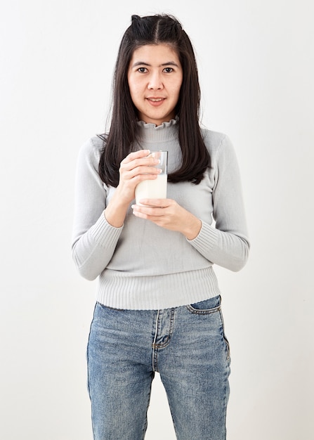 Mujer bebiendo vaso de leche fresca