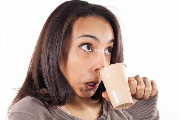 Mujer bebiendo un vaso