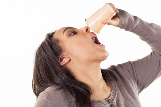 Mujer bebiendo un vaso