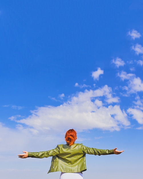 Mujer de belleza al aire libre disfrutando de la naturaleza