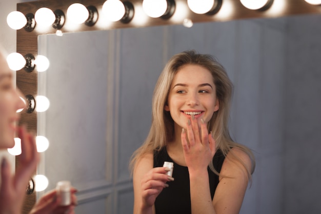 Mujer de belleza aplicando maquillaje