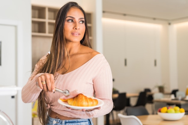 Mujer de belleza desayunando en un buffet allyoucaneat en un hotel