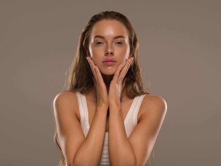 Foto mujer de belleza con manos naturales saludables maquillaje fondo de color de concepto de piel limpia y fresca