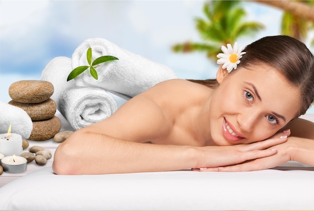 Mujer belleza natural. Hermoso retrato al aire libre de una chica sonriente en el spa de masajes.