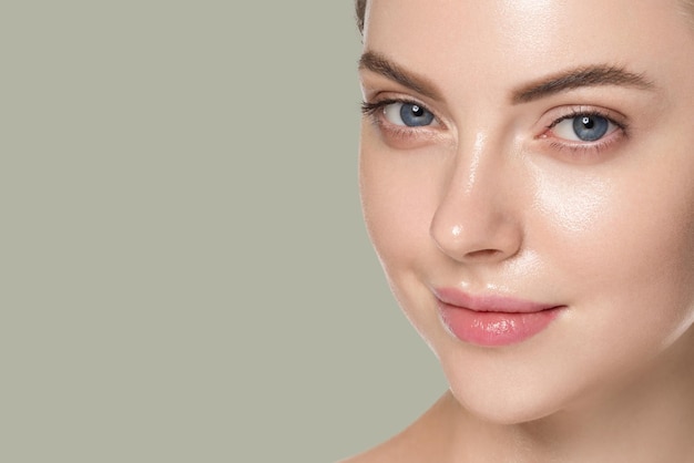 Mujer de belleza piel sana maquillaje natural piel limpia y fresca concepto cosmético color de fondo verde