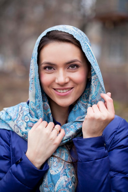 Foto mujer de belleza rusa en el chal de patrón nacional