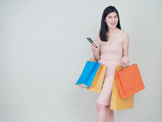 Mujer de belleza sonriente con coloridos bolsos de compras