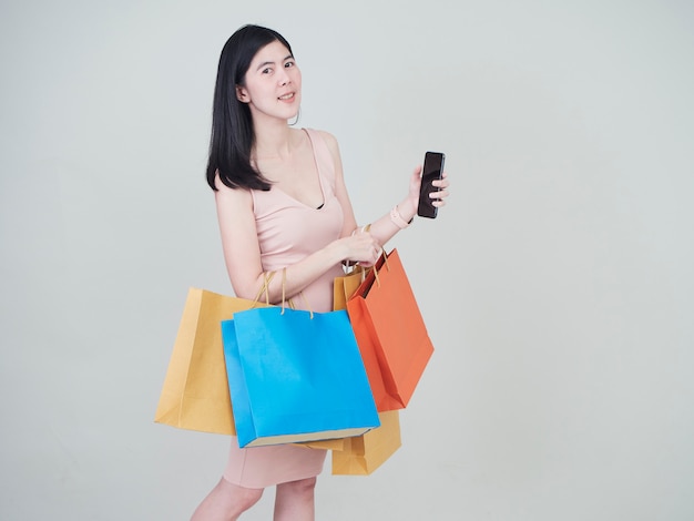 Mujer de belleza sonriente con coloridos bolsos de compras