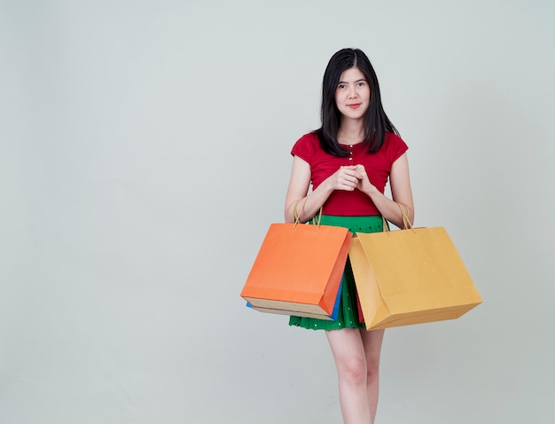 Mujer de belleza sonriente con coloridos bolsos de compras