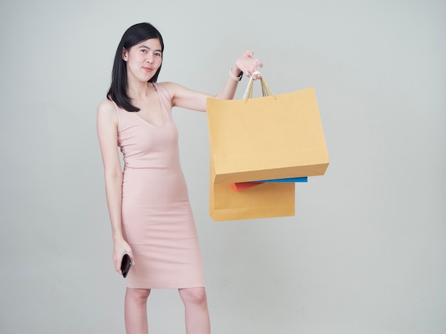 Mujer de belleza sonriente con coloridos bolsos de compras