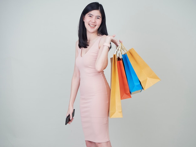 Mujer de belleza sonriente con coloridos bolsos de compras