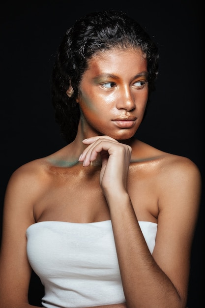 Foto mujer de belleza en vestido.