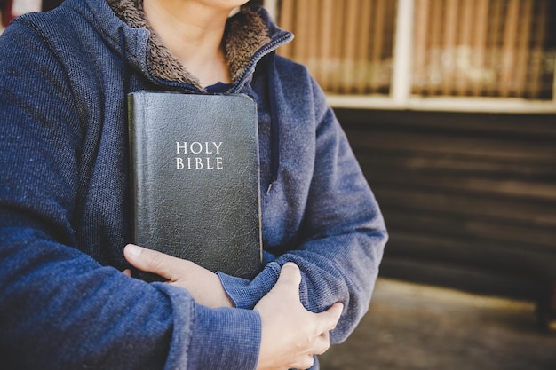 mujer con biblia