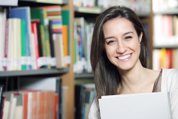 mujer en la biblioteca