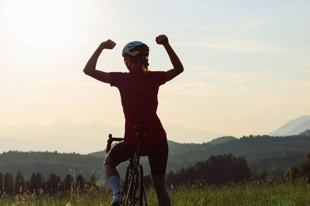 Mujer en bicicleta de carretera en una bicicleta de carreras