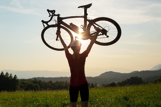 Mujer en bicicleta de carretera en una bicicleta de carreras