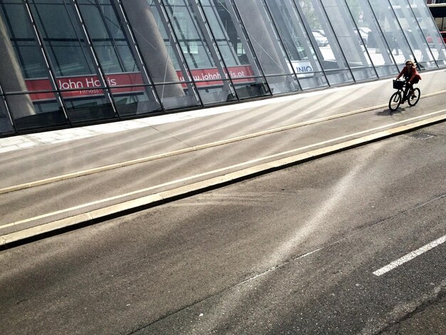 Foto mujer en bicicleta en la carretera