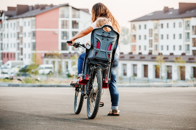 Mujer en bicicleta en el parque